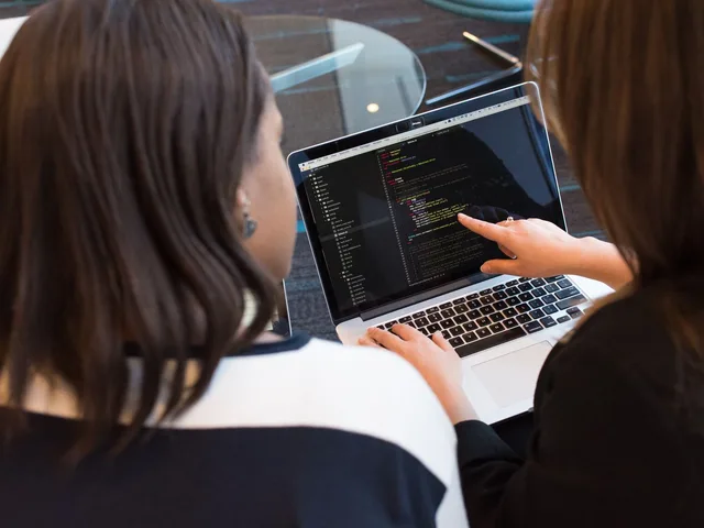 Két fejlesztő közösen néz át Java kódot egy laptop képernyőjén