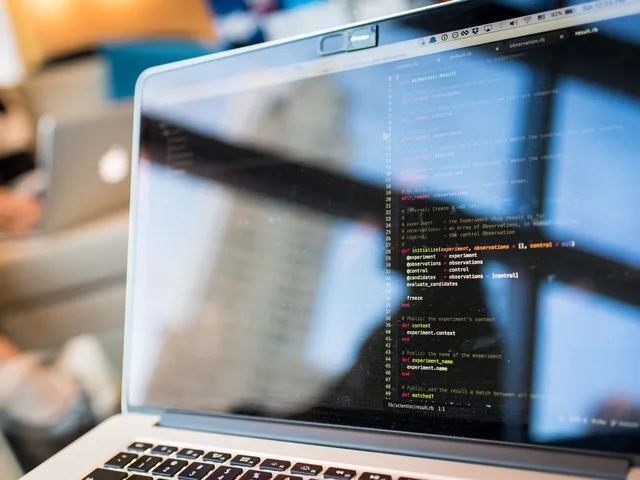 Java backend kód közelről egy laptop képernyőjén, co-working irodai környezetben