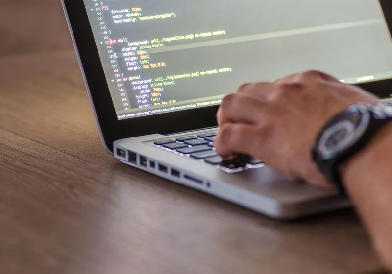 Junior vállalati Java backend fejlesztő gyakorlati oktatás — Java kód közelről laptop képernyőn
